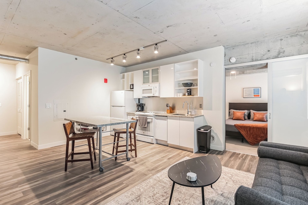 Cleveland Vacations - Sleek DT Cleveland Apt at City Club - Property Image 9