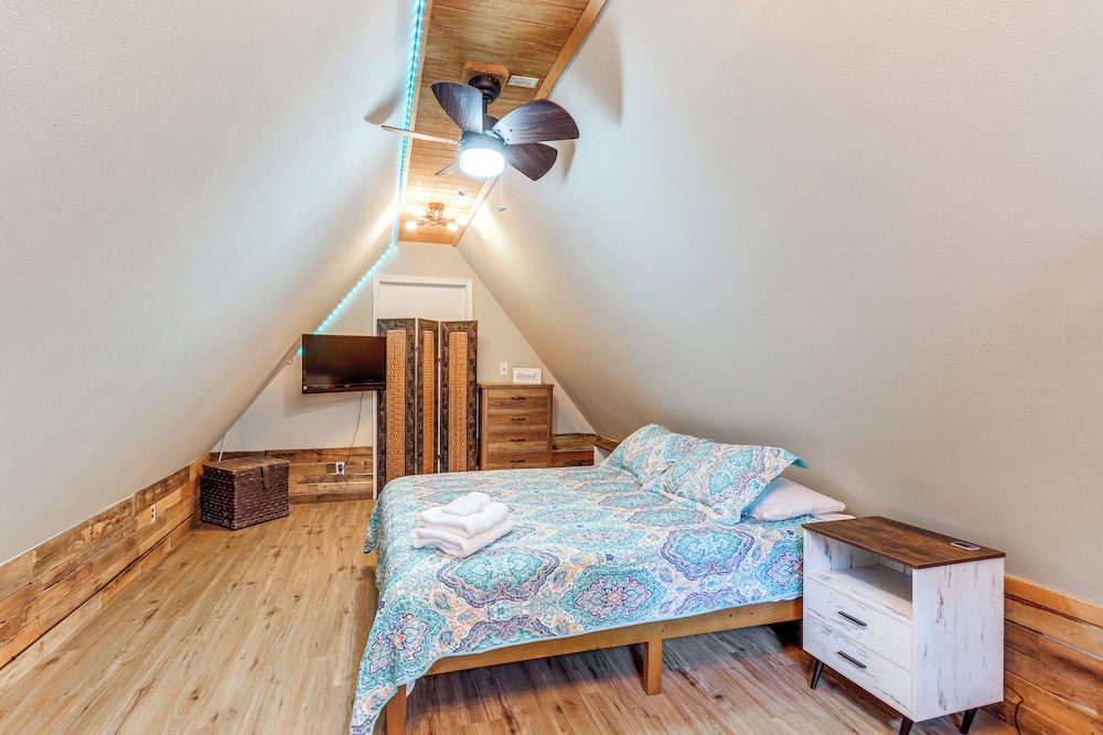 Pet-friendly Mtn Retreat w/ Yard in Blairsville!