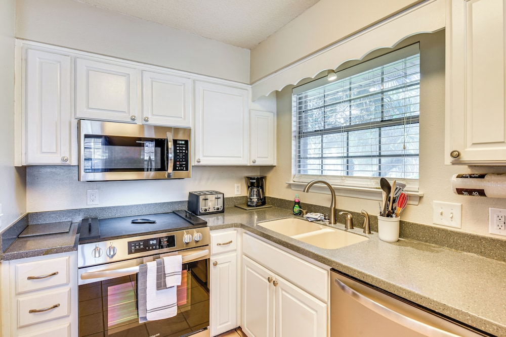 Sunny Retreat w/ Hot Tub in Fort Walton Beach!
