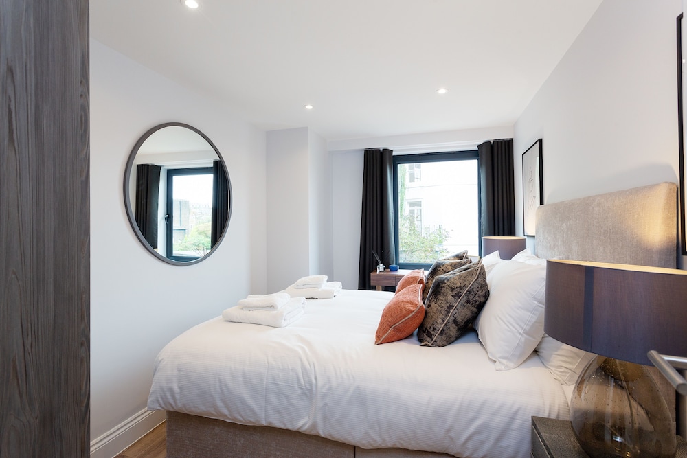 The Carlyle - Elegant Serviced Apartments