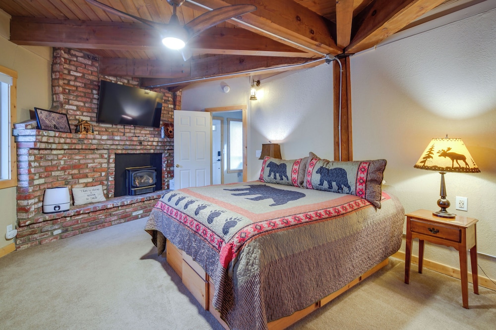 Big Bear Cabin w/ Hot Tub < 3 Mi to Skiing!