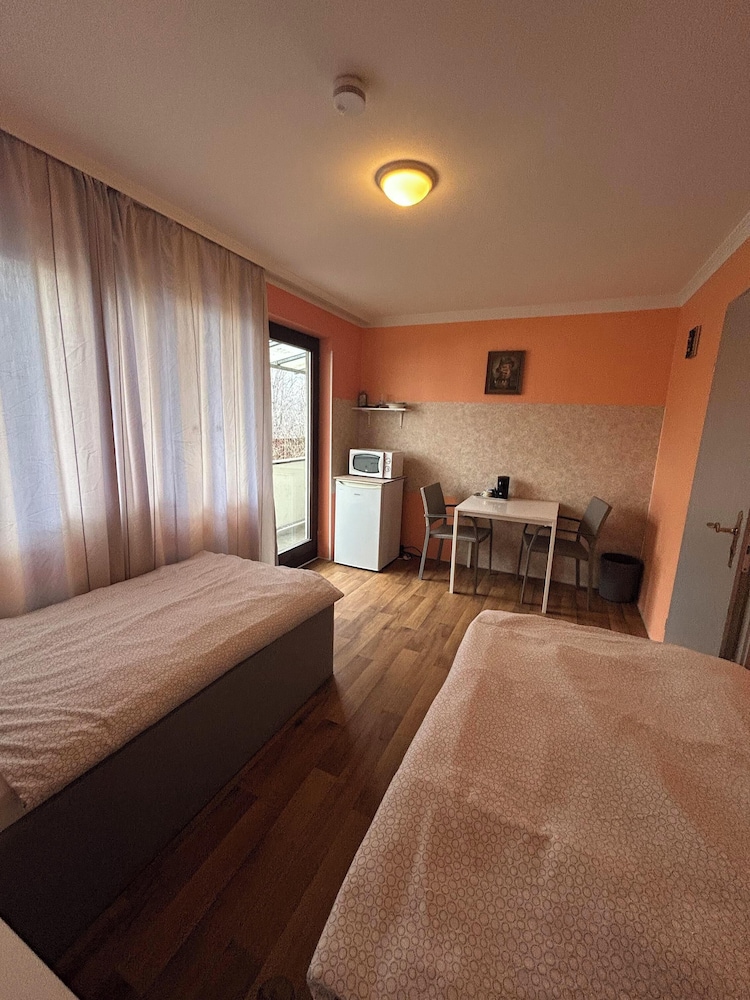 2-Rent Group Hostel Rooms AUB162