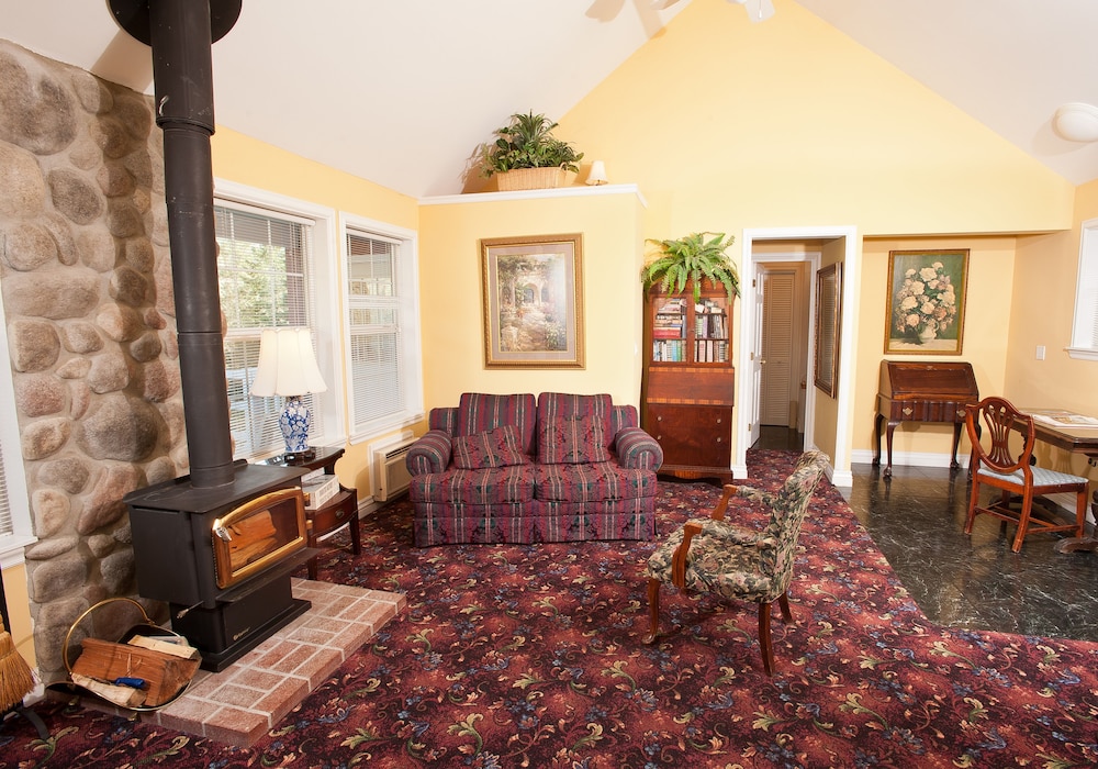 Hearthstone Elegant Lodge by the River