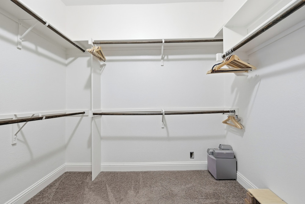 Spacious Cozy 4B Home in Frisco