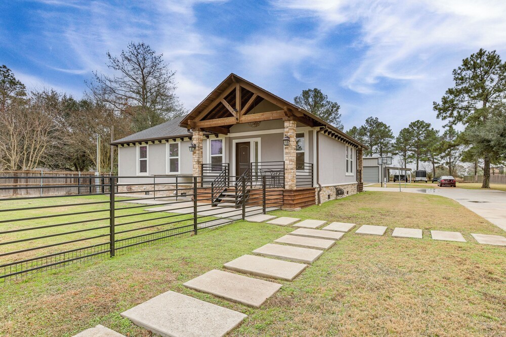Pets Welcome: Home w/ Deck & Patio in Hockley!