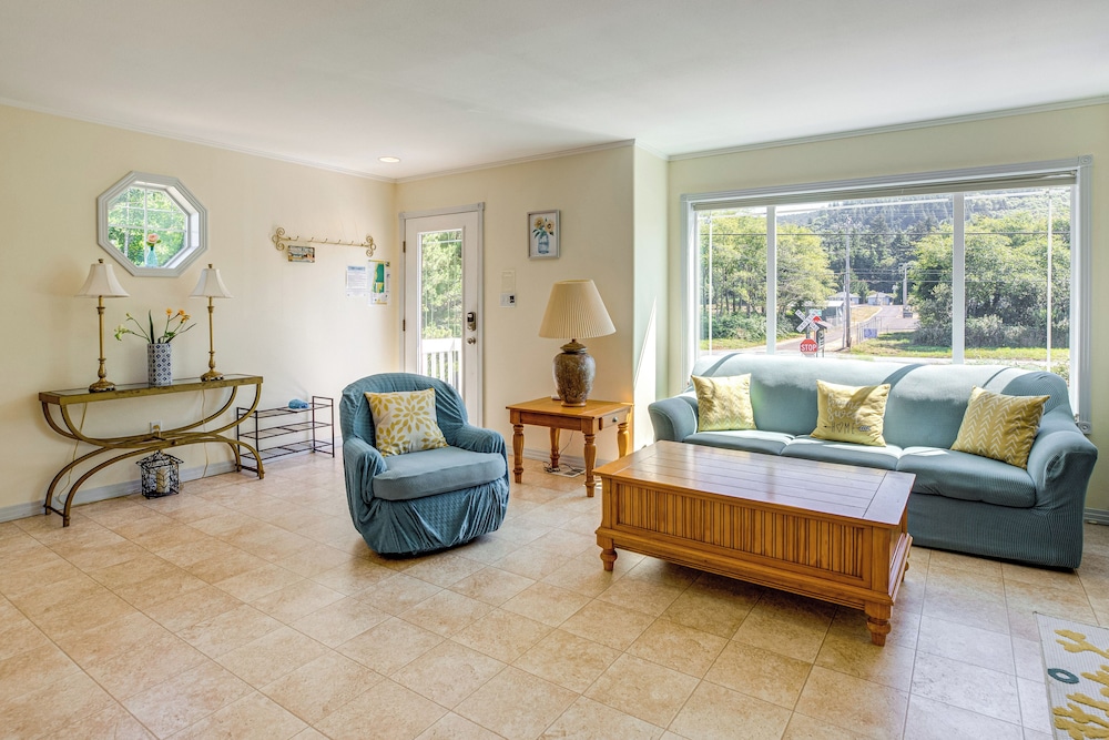 Walk to Shore: Home w/ Deck in Rockaway Beach!