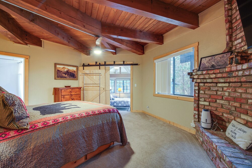 Big Bear Cabin w/ Hot Tub < 3 Mi to Skiing!