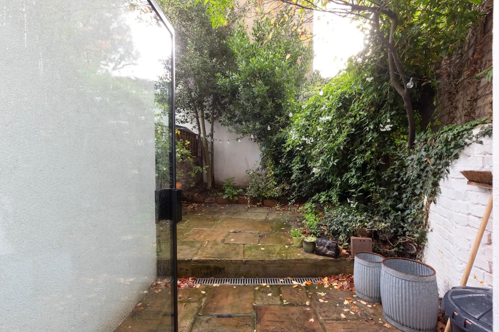 Beautiful 2 Bedroom Townhouse With Garden in Kentish Town