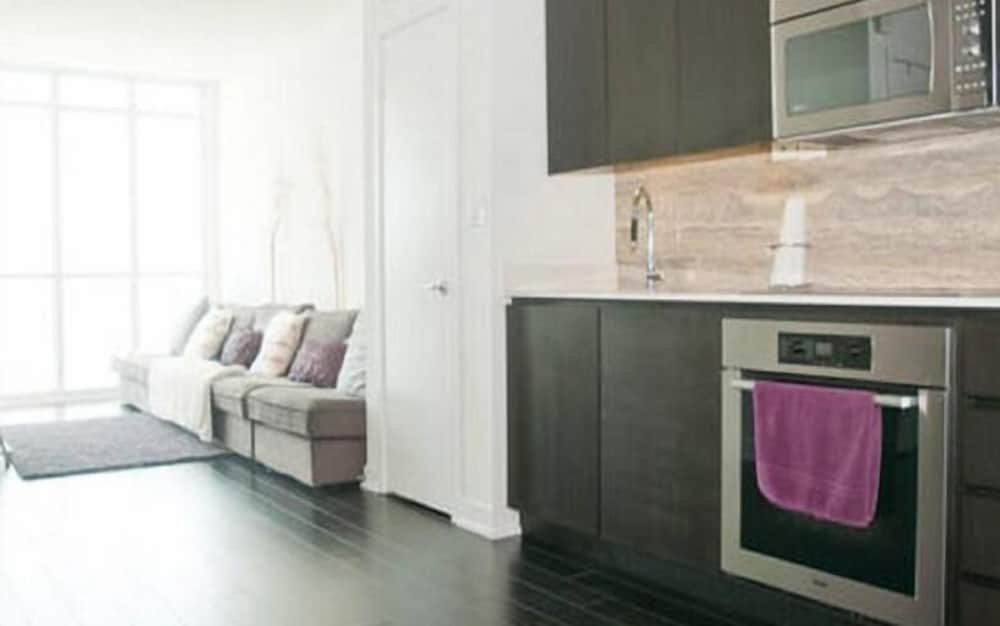 NGE Stays - Downtown Suite Lake View - Image 4