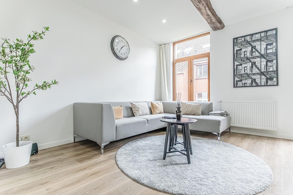 Modern 3BR Apt for 6 with Patio Ghent
