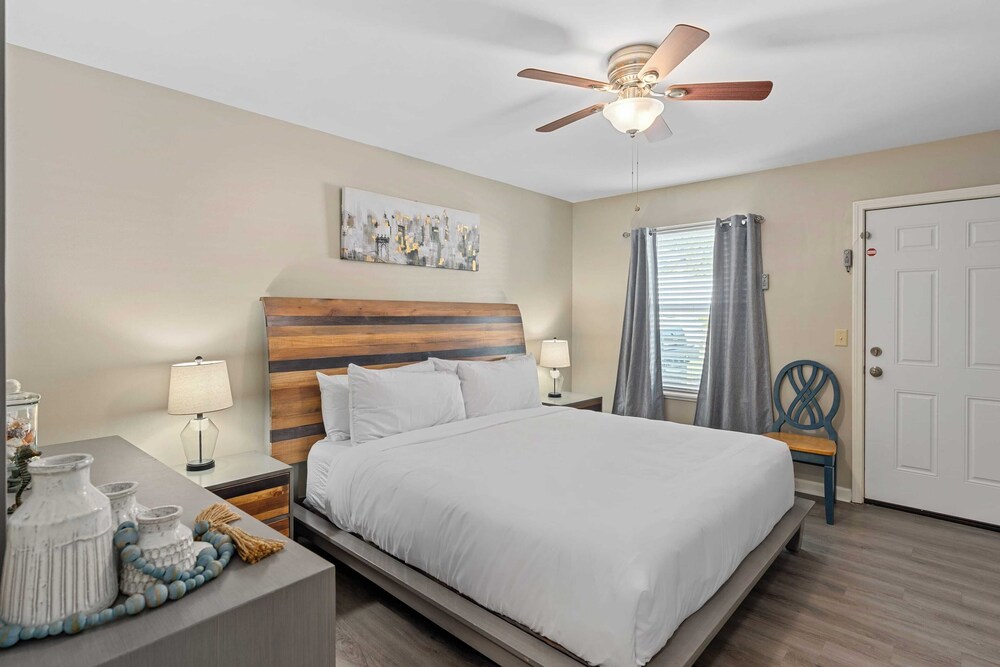 Spacious 3BR w/ Tiki Bar + Shared Pool Walk to Beach, Near 30A & Pier Park