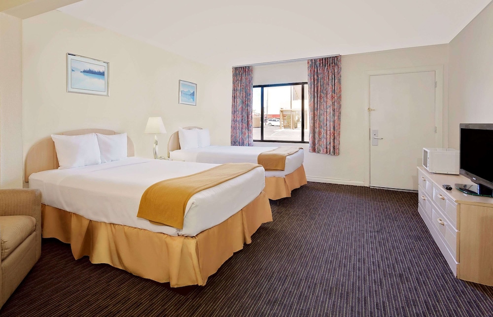 Page Vacations - Knights Inn Page - Property Image 2