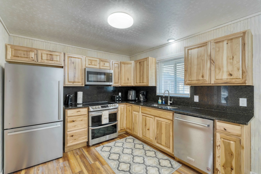 Creekside Haven by Avantstay Hot Tub, Fire Pit, Outdoor Dining Area Nestled Next to Creek
