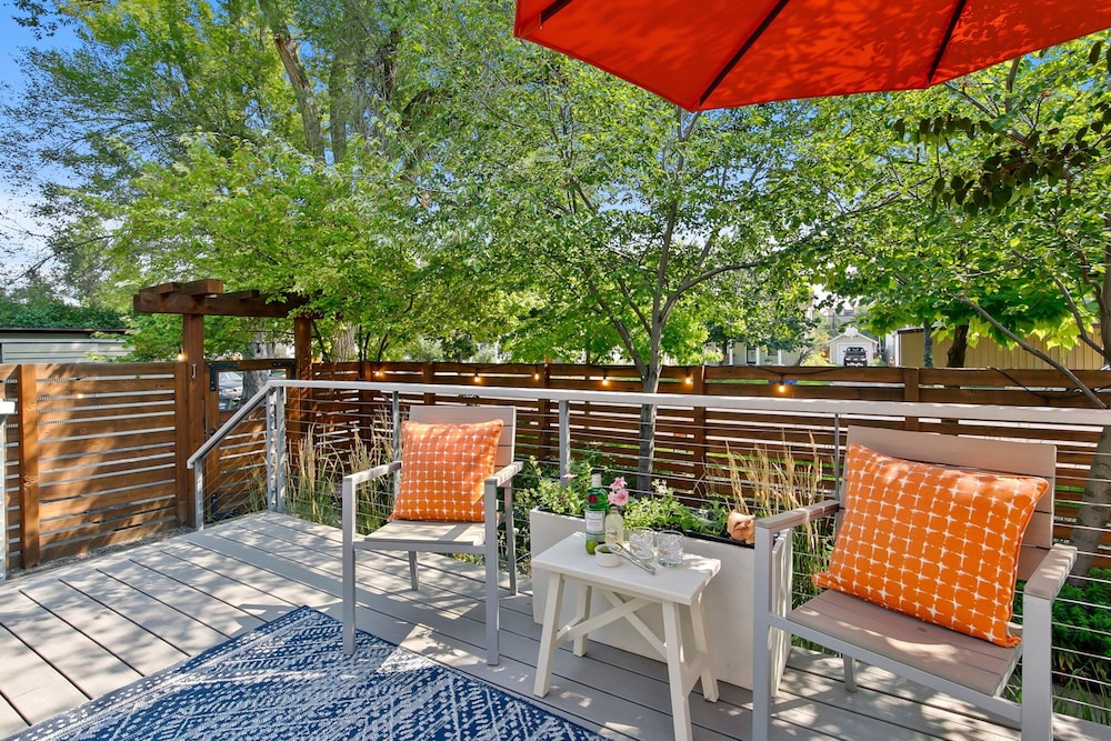 Maple Courtyard - Old Town w/ King Suite & Piano