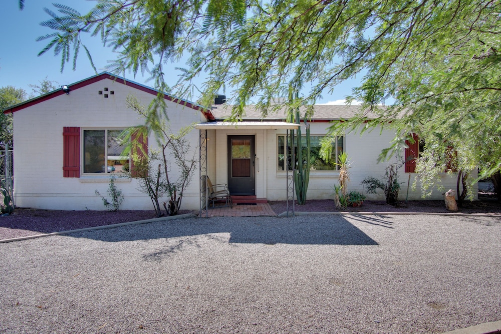 5 Mi to Dtwn: Tuscon Escape w/ Yard & Patio! view 2