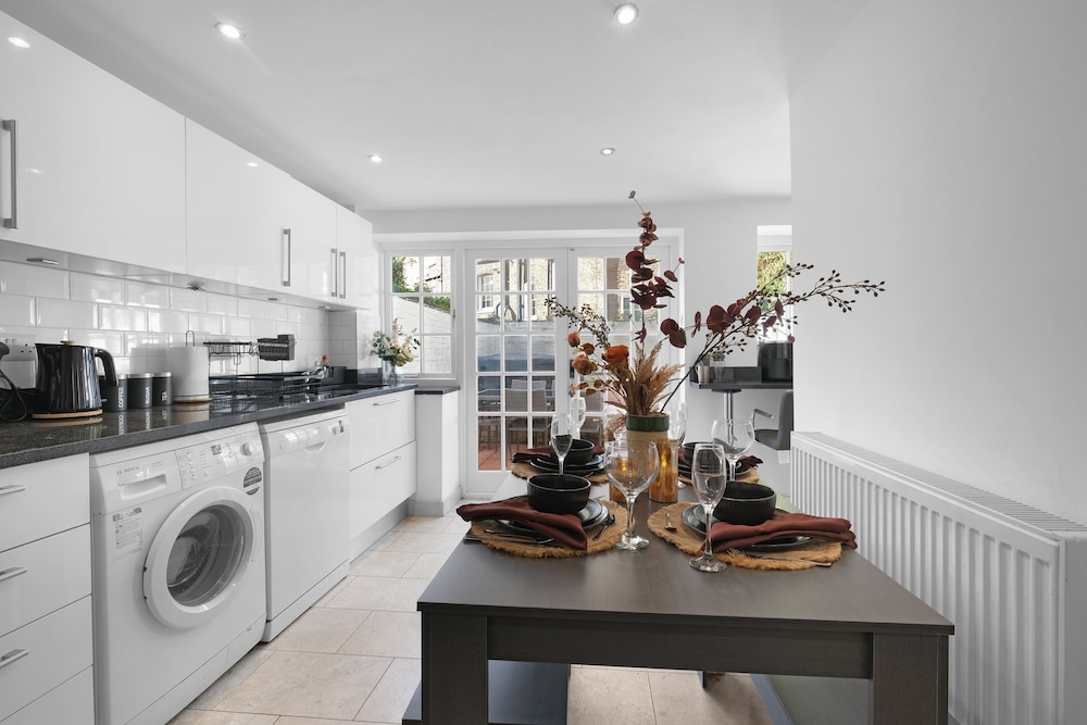 Luxury 3BR 2BA with Hot Tub and Garden
