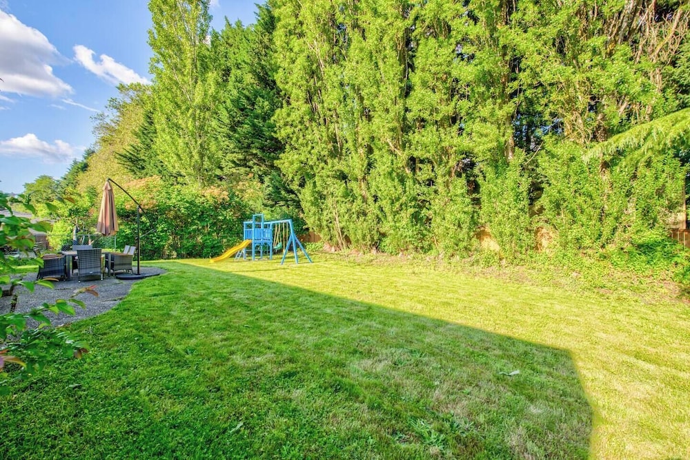 Cheerful Kirkland Home w/AC Big Yard, Walk to Beach