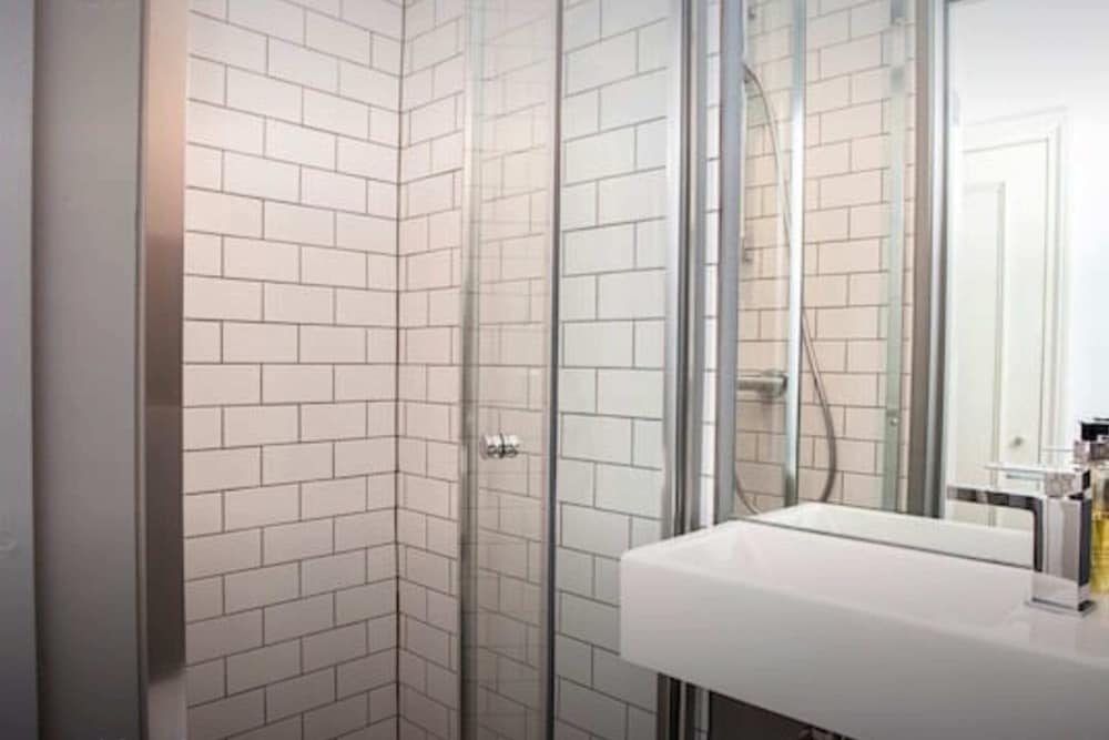 Stylish Newly Refurbished 2 Bedroom Flat With Terrace