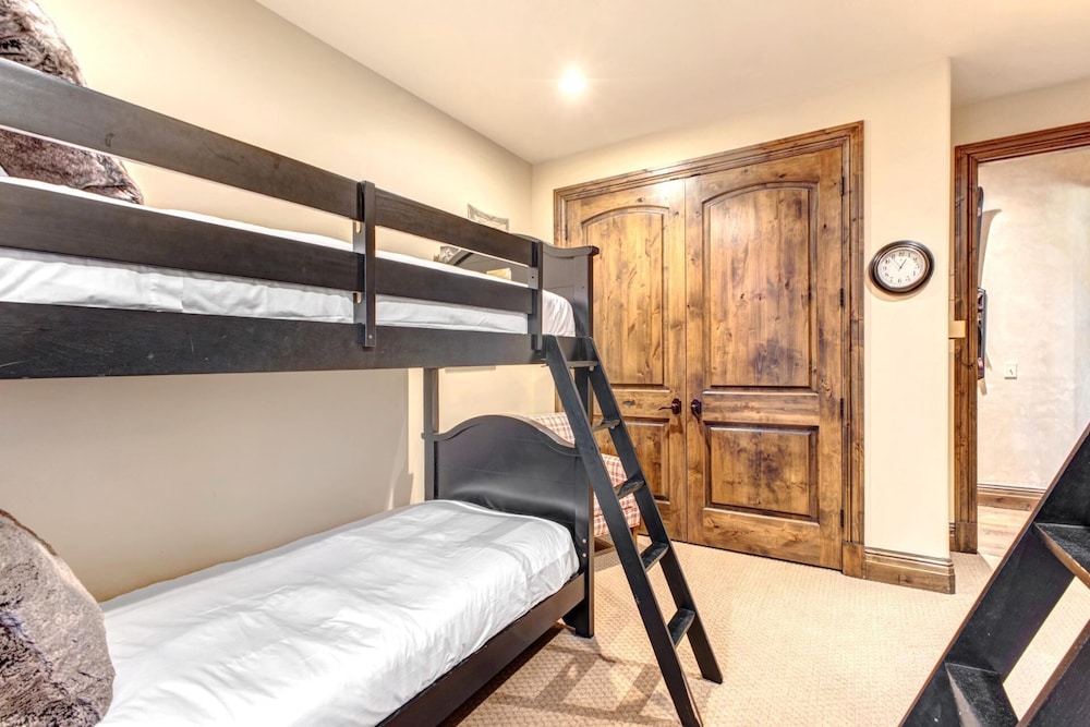 Vintage on the Strand 2 bedrooms Ski Out VIN-14 by KBM