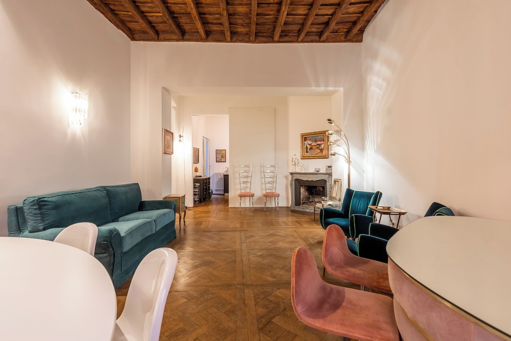 Via Giulia Apartments
