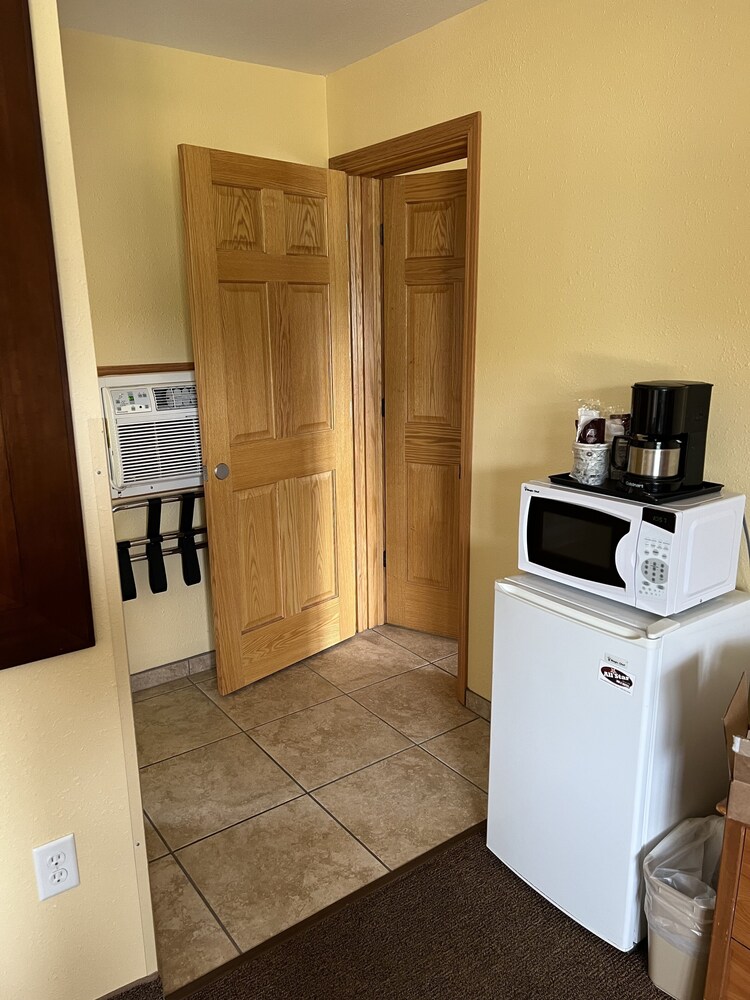 All Star Inn & Suites