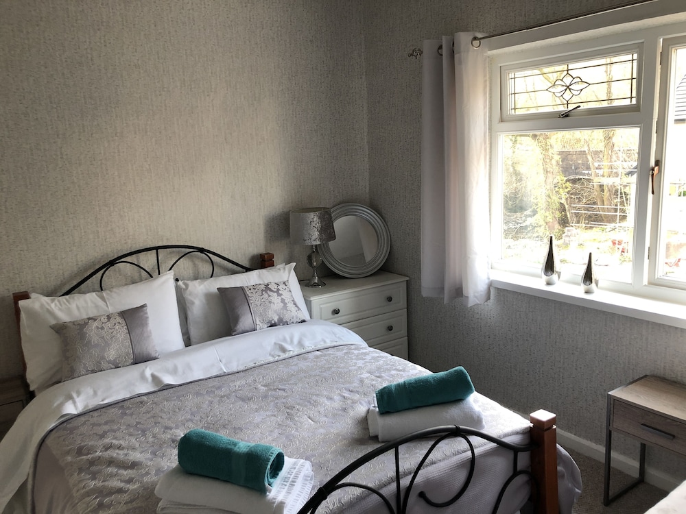 3br-sleeps6-garden-mountain &near 4 Falls Walks on view 3