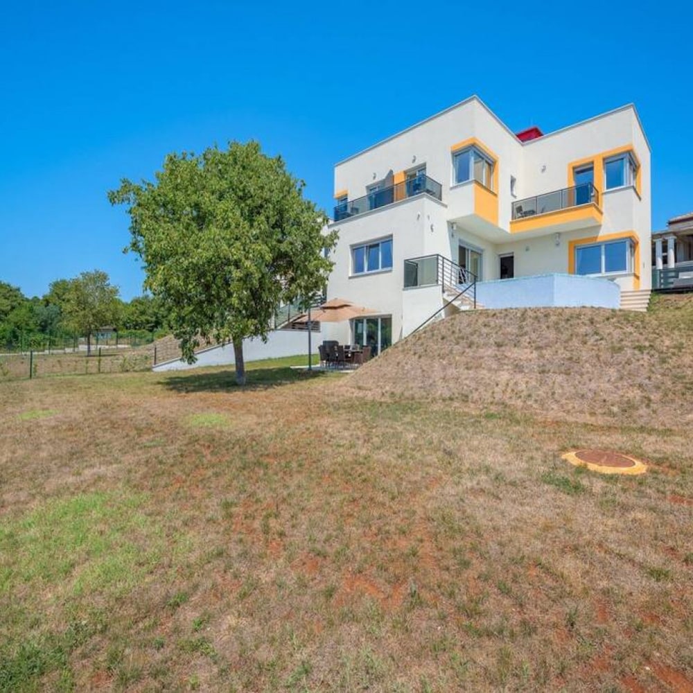 Villa Cedar - Fully Equipped Villa With 4 big Rooms for 8 Guests and a Seaview