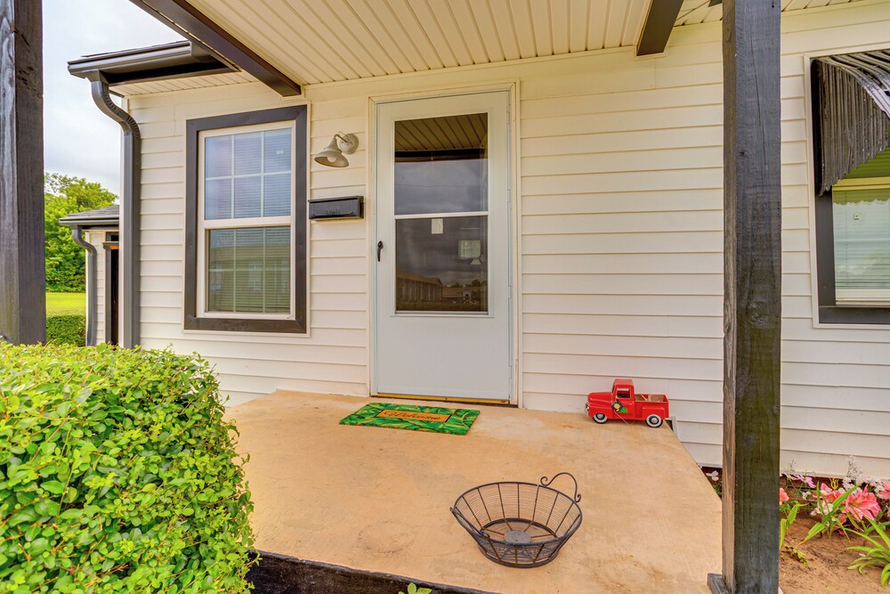 3 Mi to Dtwn Okc: Inviting Home w/ Yard!