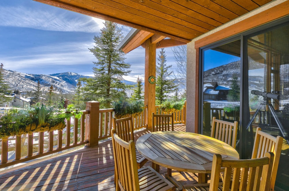 Telemark Luxury Retreat by Avantstay Stunning Views w Hot Tub Theatre Room and Pool Table