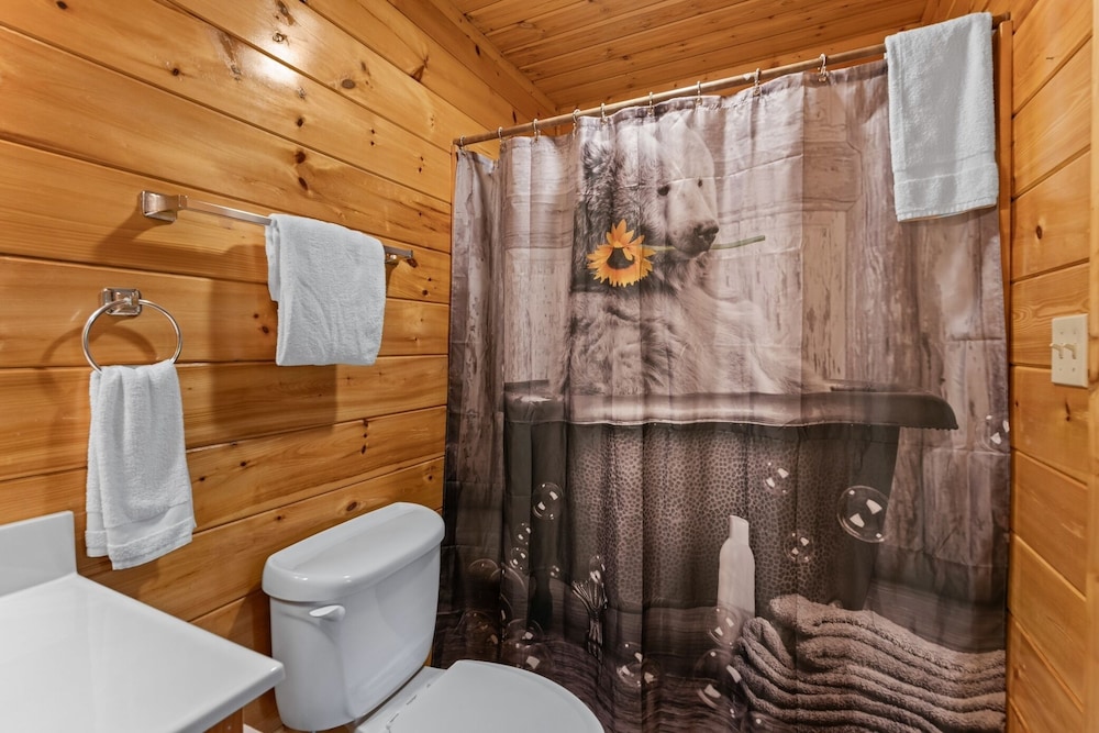 Triple Mountain View Stunning 4 BDR Cabin w/ Private Hot Tub, Game Room