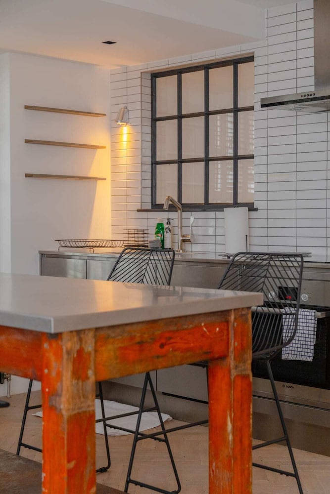 Sleek & Stylish 2BD Flat - Warren Street