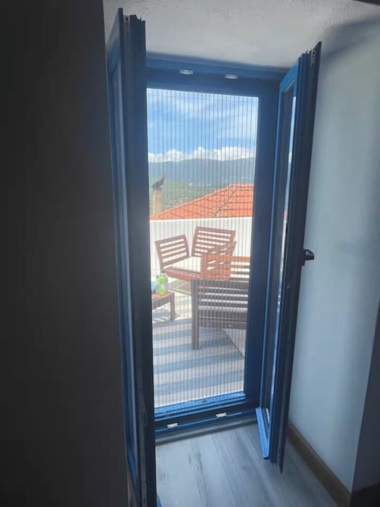 The White House Evgrious, Sleeps 4, Close to Beach
