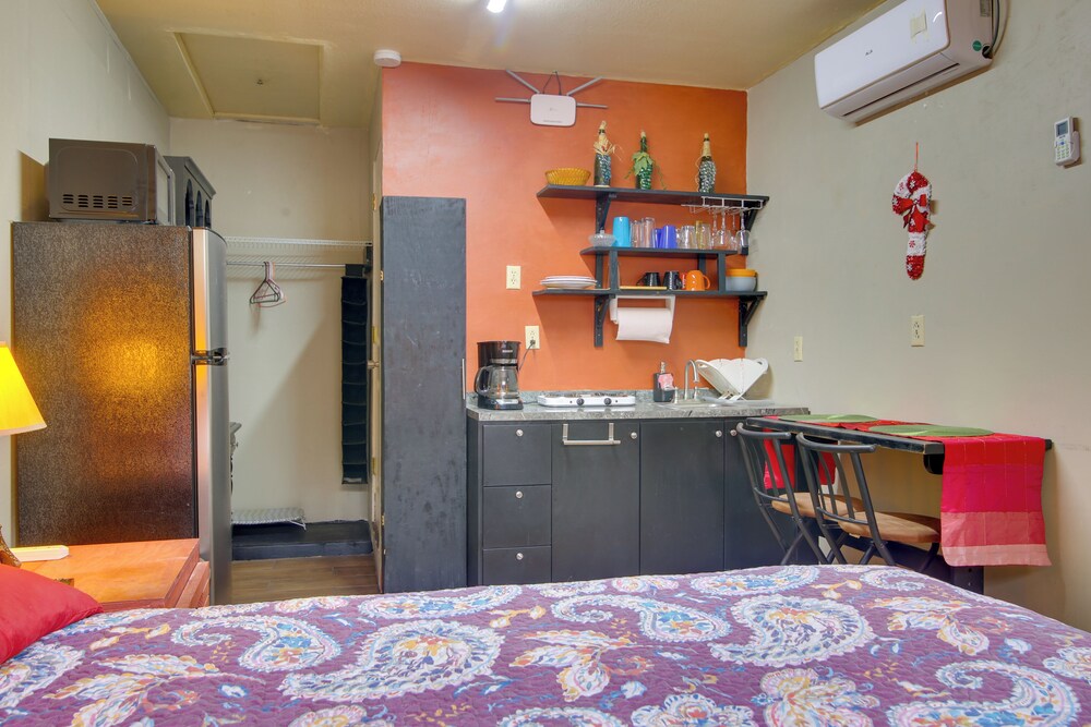 2 Mi to Shopping & Dining: Santa Rosa Studio