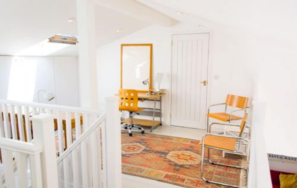 Host Stay Hen Barn