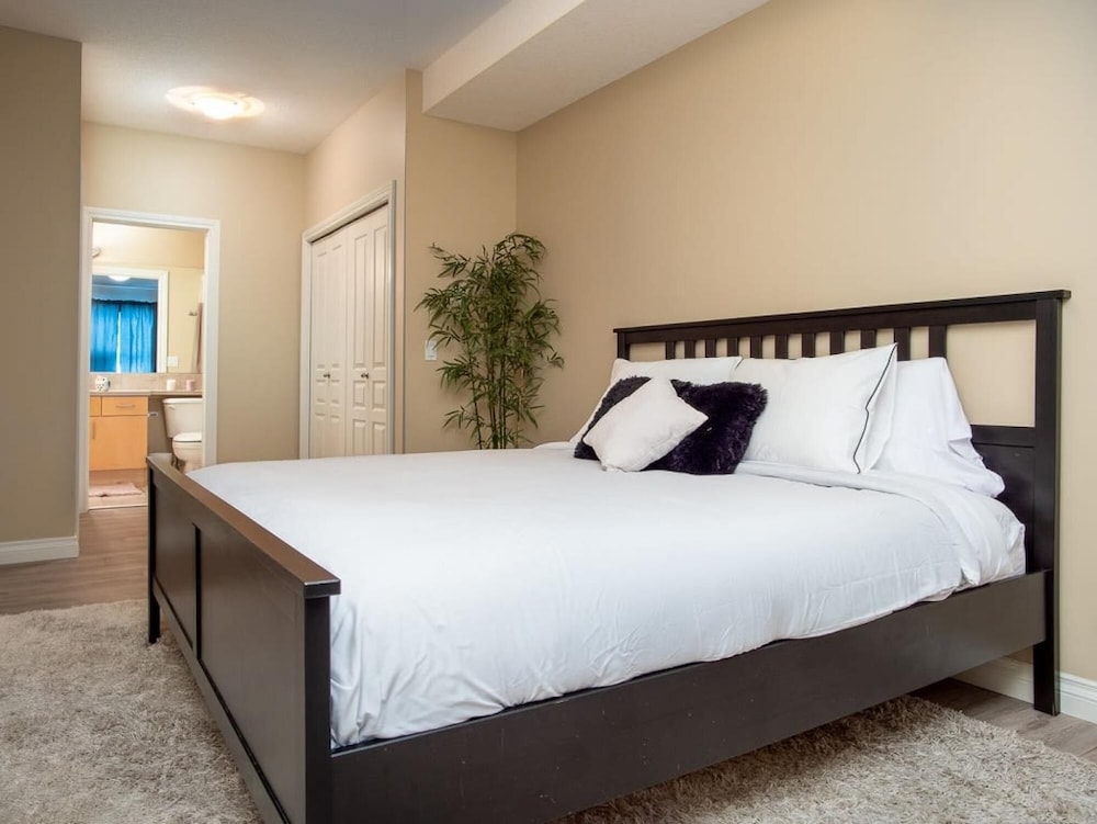 Comfy Home Office Condo w Parking Balcony Coffee-2