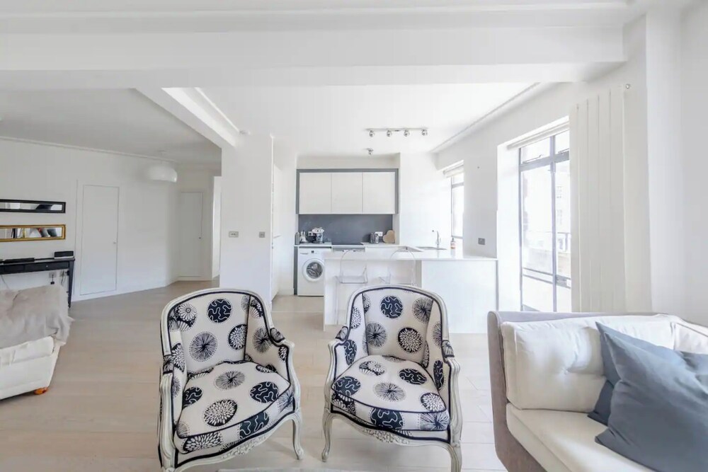 Sleek & Stylish 1BD Flat w/ Balcony - Kings Road