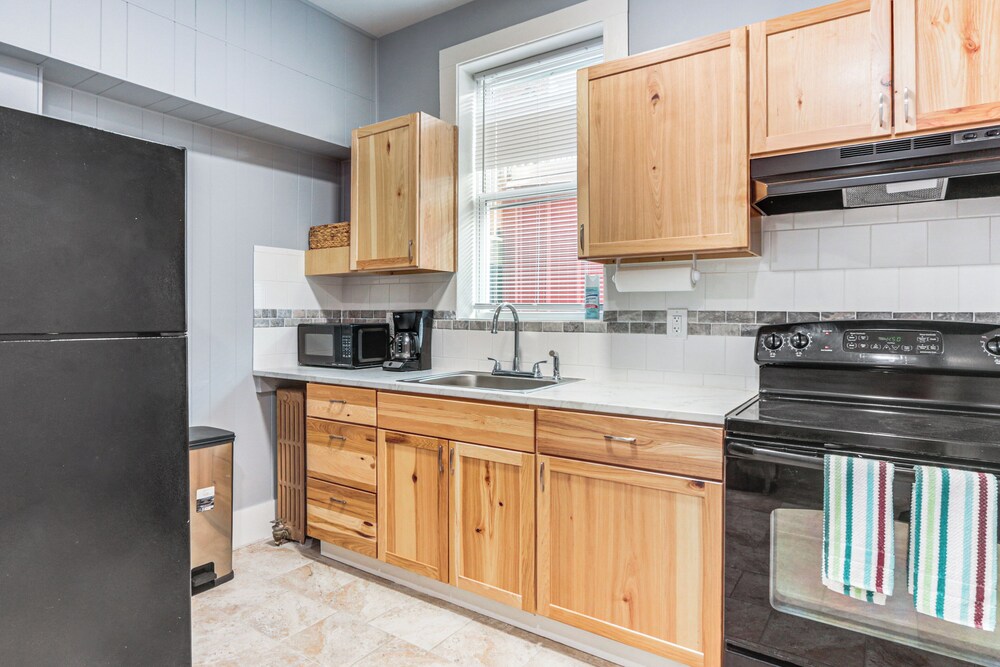 1 Mi to Dtwn Cumberland: Historic Apt w/ Patio!