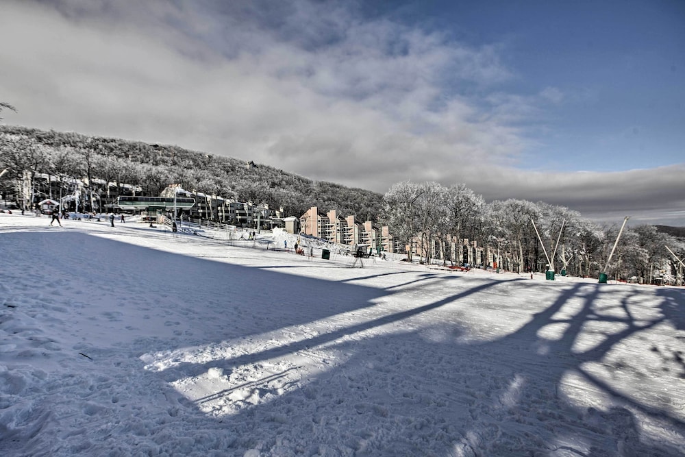 Walk to Slopes: Wintergreen Resort Condo w/ Pool