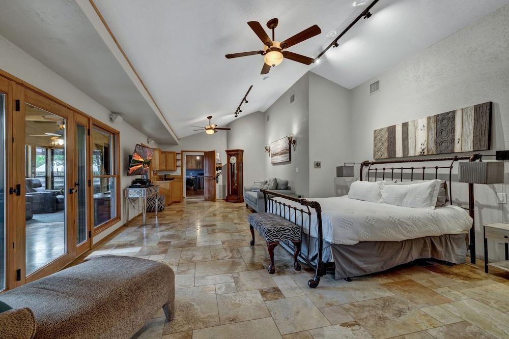 Terracotta Oasis - Wimberley for 30 Guests