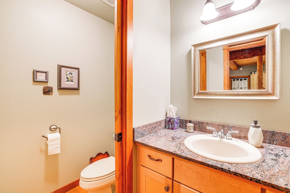 11 Mi to Olympic NP: Port Angeles Retreat w/ Deck
