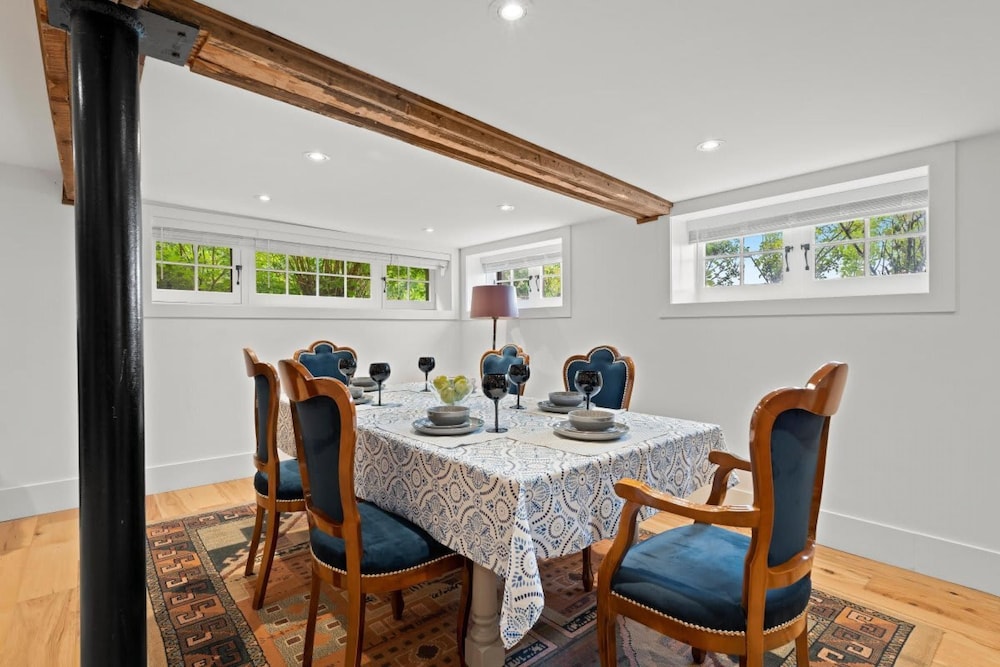 Luxurious Lower Level Apartment Closeto Downtown