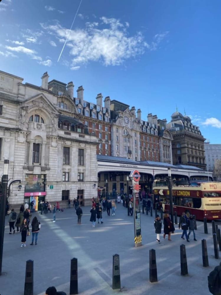 Buckingham Palace 4BR Family Stay Cathedral View