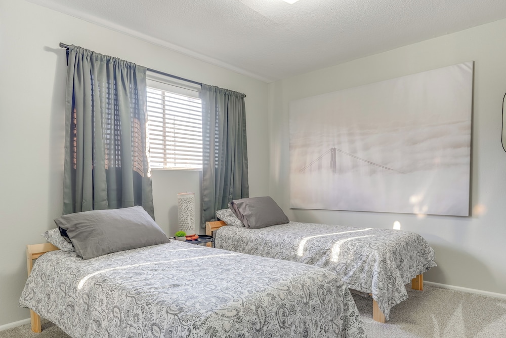 Walk to Conveniences: Tempe Condo w/ Pool!
