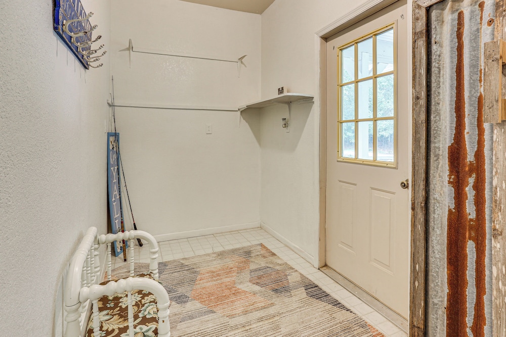 Relax By the Lake: Quiet East Texas Retreat