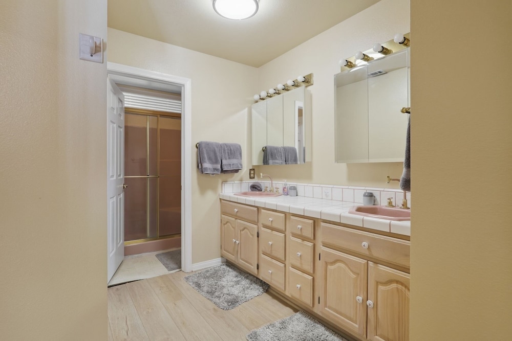 Spacious Mountain Getaway Game Room & Gazebo 5 Bedroom Villa