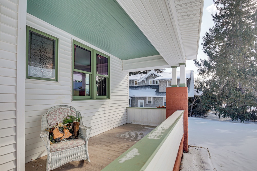 Close to Lake Superior: Walkable Washburn Charmer!