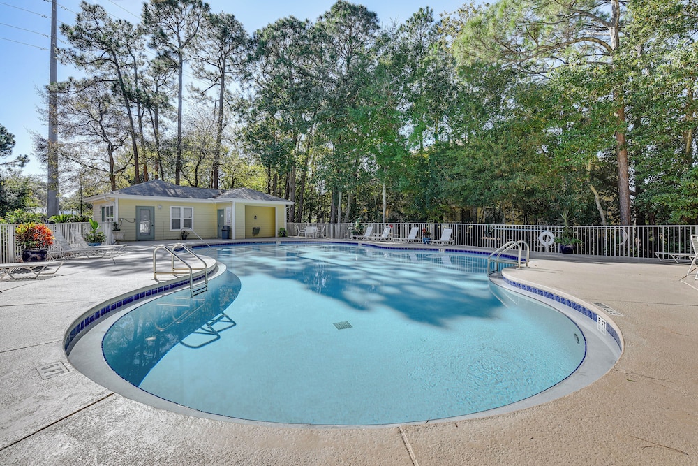Community Outdoor Pool: Miramar Beach Condo!