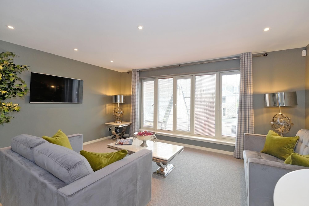 Deluxe Three-bedroom Home in the Sought-after West End Area of Aberdeen view 2