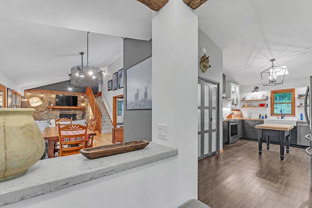 Modern Mountain Retreat Near Dolly Sods & Skiing 3 Bedroom Home
