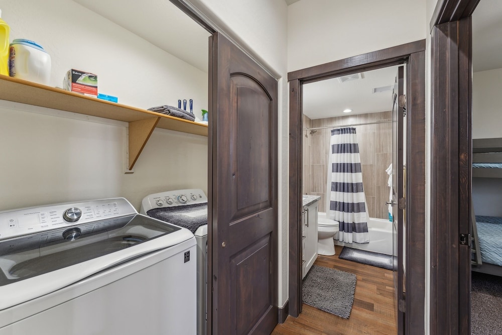 Scenic Golf Retreat With Modern Comforts & Fireplace 4 Bedroom Townhouse